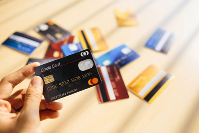Việc cấp tín dụng qua thẻ tín dụng phải đảm bảo yêu cầu nào?