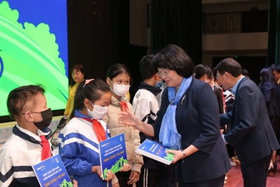 Trao quà tặng cho trẻ em hiếu học có hoàn cảnh khó khăn tại Bắc Giang