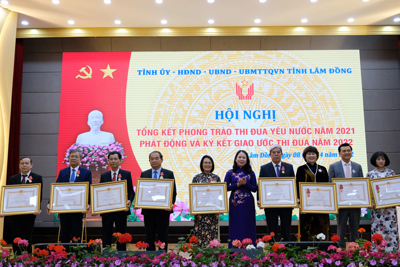 Công ty TNHH Phương Trang Đà Lạt được Chủ tịch nước tặng thưởng Huân chương Lao động hạng Ba