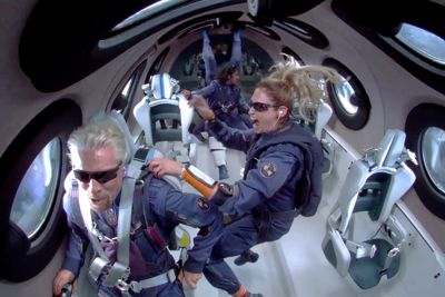 Tỷ phú Richard Branson bay lên rìa vũ trụ trên máy bay "siêu thanh"