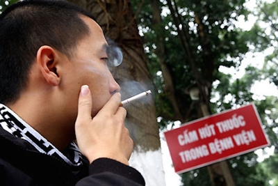 Kiểm tra, xử phạt đối với hành vi hút thuốc lá nơi công cộng