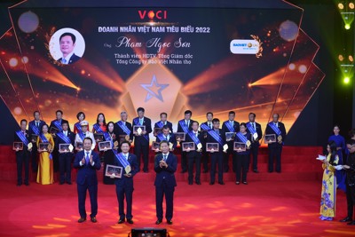 Tổng Giám đốc Bảo Việt Nhân thọ nhận danh hiệu “Doanh nhân Việt Nam tiêu biểu” năm 2022