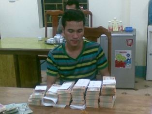 Phối hợp bắt giữ gần 700 triệu đồng tiền Việt Nam giả Phối hợp bắt giữ gần 700 triệu đồng tiền Việt Nam giả