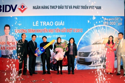 BIDV trao 1,2 tỷ đồng cho khách hàng trong chương trình “May mắn ngập tràn – Muôn vàn hạnh phúc”