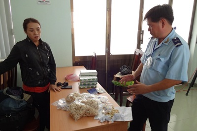 Bắt giữ 6,4 kg kim loại nghi là vàng xuất lậu Bắt giữ 6,4 kg kim loại nghi là vàng xuất lậu