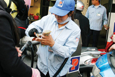 Liên Bộ Tài chính – Công Thương chỉ đạo các doanh nghiệp đầu mối rà soát lại phương án giá và giảm giá bán xăng dầu trong nước
