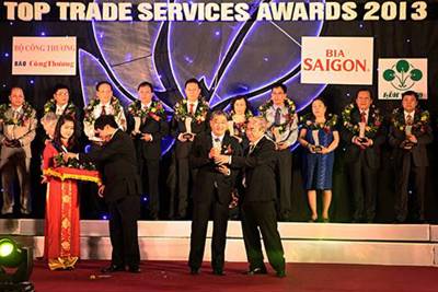 BAOVIET Bank đạt giải “Doanh nghiệp Thương mại Dịch vụ tiêu biểu 2013”