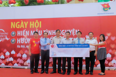 Bảo Việt trao tặng Tàu CQ trị giá 3,5 tỷ đồng cho các chiến sỹ, quân dân huyện Đảo Trường Sa Bảo Việt trao tặng Tàu CQ trị giá 3,5 tỷ đồng cho các chiến sỹ, quân dân huyện Đảo Trường Sa