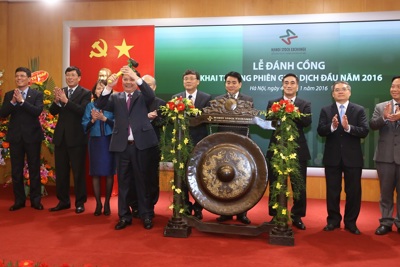 Bộ trưởng Đinh Tiến Dũng đánh cồng khai trương phiên giao dịch chứng khoán đầu năm 2016