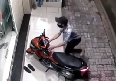 Video: Trộm lì lợm “cuỗm” xe máy dù chuông báo động kêu