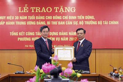 Bộ trưởng Đinh Tiến Dũng đón nhận huy hiệu 30 năm tuổi Đảng