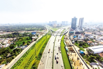 Bất động sản TP. Hồ Chí Minh: Hạ tầng “cõng” cao ốc
