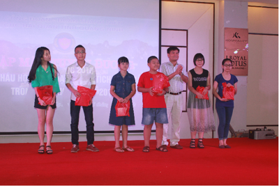 Cục Hải quan Quảng Ninh gặp mặt, trao quà cho các cháu học sinh có thành tích xuất sắc. Cục Hải quan Quảng Ninh gặp mặt, trao quà cho các cháu học sinh có thành tích xuất sắc.