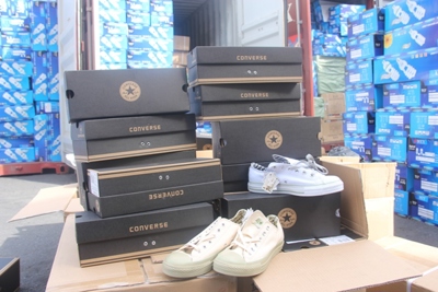 Đã giám định 4/10 container giày nhái nhãn hiệu Converse ở Hải Phòng