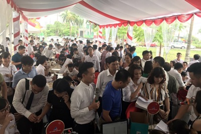 Xếp hàng đặt mua dự án Tài Tâm Riverside ngày mở bán