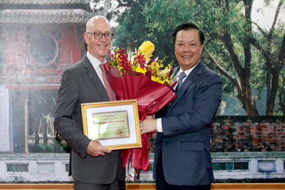 Bộ Tài chính trao tặng Kỷ niệm chương Vì sự nghiệp ngành Tài chính cho Trưởng đại diện IMF tại Việt Nam