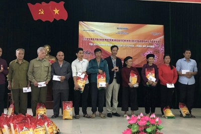 Tạp chí Tài chính tặng quà các gia đình có công với Cách mạng và hộ nghèo tại Hà Giang