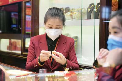 Cẩn trọng trước sức nóng của vàng