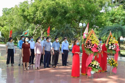 Bộ trưởng Bộ Tài chính Hồ Đức Phớc dâng hương tại Bảo tàng Quang Trung