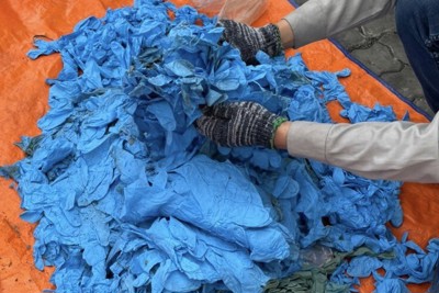 Bắt gần 15 tấn găng tay phế thải nhập khẩu từ Trung Quốc