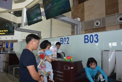 Vietnam Airlines mở quầy làm thủ tục cho người cao tuổi, trẻ nhỏ