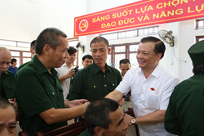 Bộ trưởng Đinh Tiến Dũng thăm và tặng quà thương, bệnh binh tại Trung tâm Điều dưỡng thương binh Nho Quan