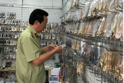  Thu giữ hàng nghìn sản phẩm giả các nhãn hiệu nổi tiếng tại chợ Ninh Hiệp 