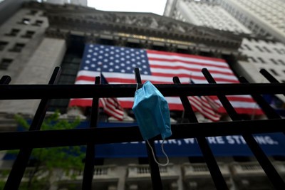 Căng thẳng Mỹ - Trung leo thang, Dow Jones sụt hơn 700 điểm