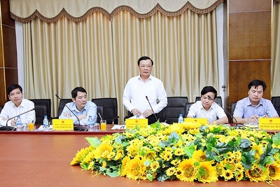 Bộ trưởng Bộ Tài chính Đinh Tiến Dũng làm việc tại Quảng Trị