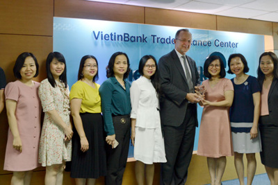 VietinBank nhận giải “Ngân hàng xử lý giao dịch thanh toán quốc tế xuất sắc”
