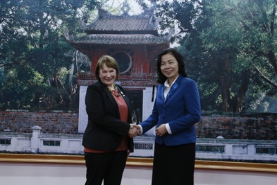Thứ trưởng Bộ Tài chính Vũ Thị Mai làm việc với Giám đốc quốc gia USAID tại Việt Nam