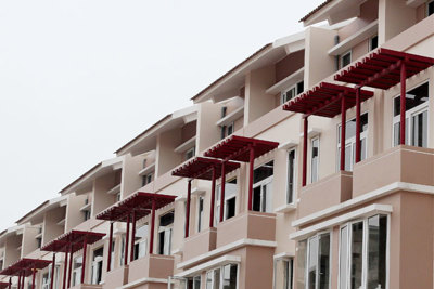 Nhà trước, tiền sau, đua nhau "thoát hàng"!