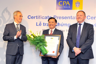 Bộ trưởng Đinh Tiến Dũng trở thành Hội viên danh dự cao cấp của CPA Australia 