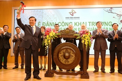 Thị trường chứng khoán ngày càng khẳng định rõ vai trò và vị thế trong nền kinh tế (*) Thị trường chứng khoán ngày càng khẳng định rõ vai trò và vị thế trong nền kinh tế (*)