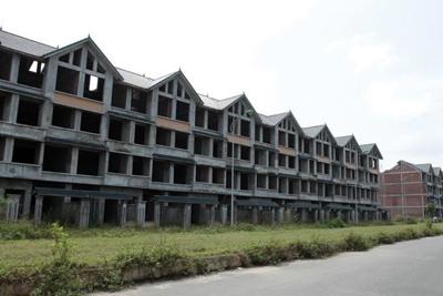Biệt thự bỏ hoang la liệt do cầu "ảo", giá cao