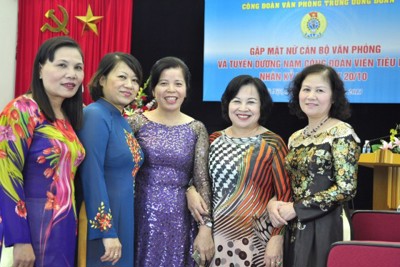  Cán bộ, công - viên chức nữ có thể được rút ngắn thời gian nâng lương