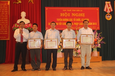 Sơn La: Tuyên dương người nộp thuế và công chức thuế Sơn La: Tuyên dương người nộp thuế và công chức thuế