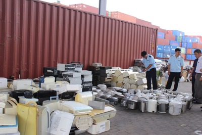 Phát hiện 1 container hàng cấm nhập khẩu Phát hiện 1 container hàng cấm nhập khẩu