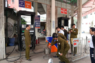 Bắt khẩn cấp 8 đối tượng gian lận xăng dầu bằng điều khiển từ xa Bắt khẩn cấp 8 đối tượng gian lận xăng dầu bằng điều khiển từ xa