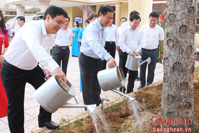 Phó Thủ tướng Vương Đình Huệ dự Lễ đón nhận danh hiệu nông thôn mới của Thị xã Thái Hòa