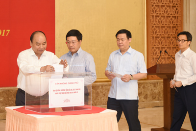 Lãnh đạo Chính phủ quyên góp ủng hộ khắc phục hậu quả mưa lũ