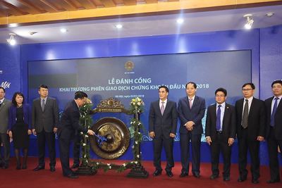 Bộ trưởng Đinh Tiến Dũng đánh cồng khai trương phiên giao dịch chứng khoán đầu năm 2018