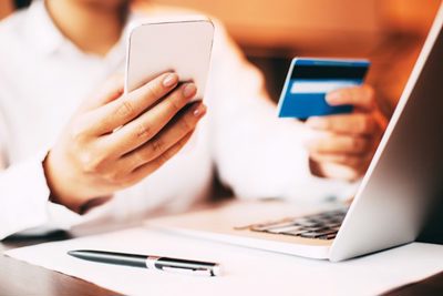 Cẩn trọng khi dùng thẻ ngân hàng để mua sắm trực tuyến