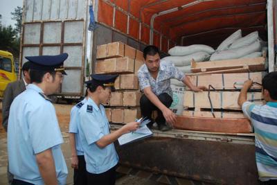 Hải quan Lạng Sơn: Vận động người dân không tiếp tay các hành vi buôn lậu