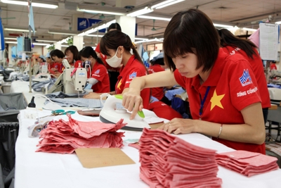 May 10: 70 năm vững tay chèo vượt biển lớn!