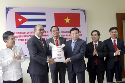Việt Nam tặng 5.000 tấn gạo cho nhân dân Cuba