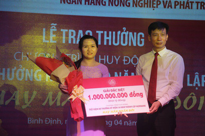 Agribank trao “Giải đặc biệt” thứ nhất 01 tỷ đồng cho khách hàng