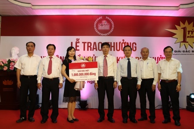 Trao giải đặc biệt thứ hai Chương trình Tiết kiệm dự thưởng Kỷ niệm 30 năm thành lập Agribank 