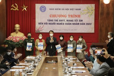 Trao tặng 375 suất quà cho các bệnh nhân điều trị tại 15 bệnh viện ở Hà Nội