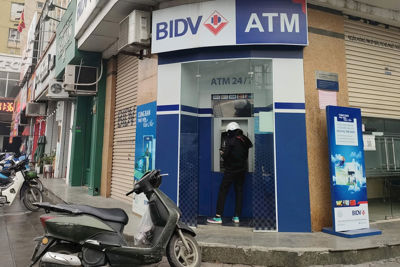 Tết Nhâm Dần sẽ không còn cảnh xếp hàng dài để rút tiền tại các cây ATM